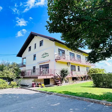 Pensionat Stara Lipa Tasner Kitchen & P & Garage - Self Check-in