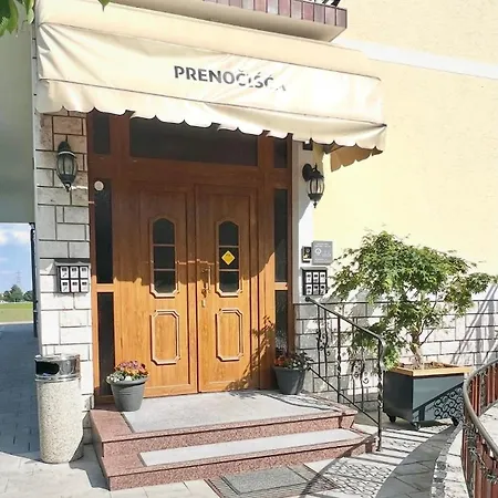 Stara Lipa Tasner Kitchen & P & Garage 3* Máribor