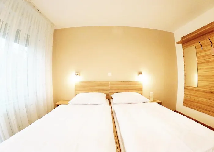 Stara Lipa Tasner Kitchen & P & Garage - Self Check-in Pensjonat Maribor